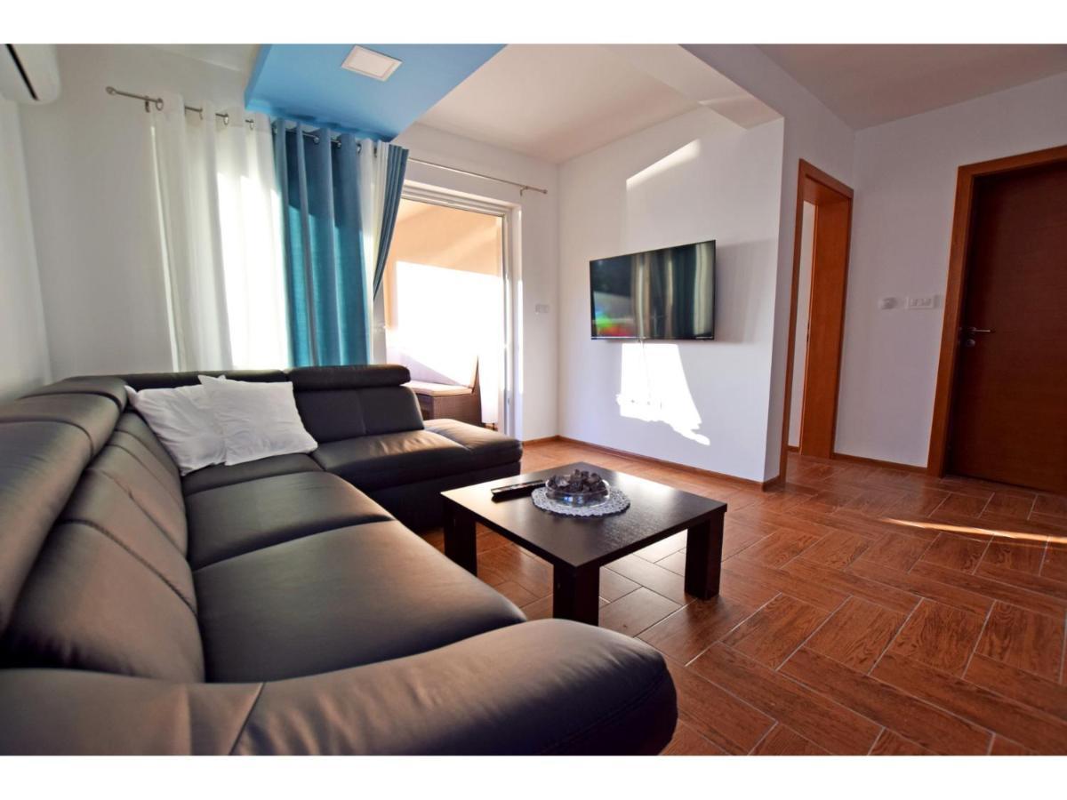 Apartment Dinko Рованьска Екстер'єр фото