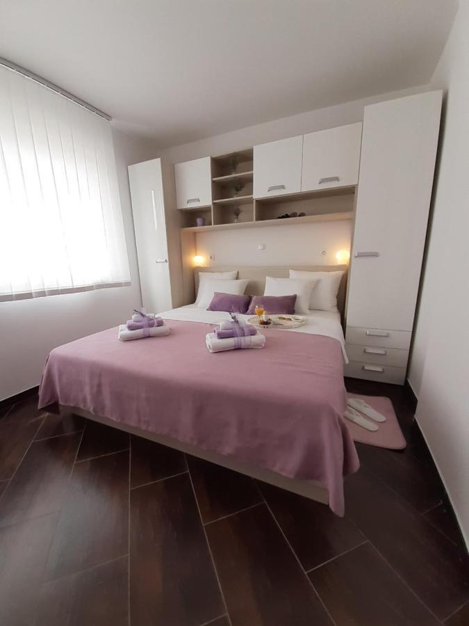 Apartment Dinko Рованьска Екстер'єр фото