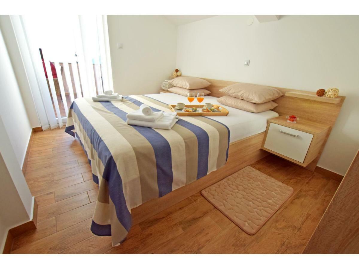 Apartment Dinko Рованьска Екстер'єр фото