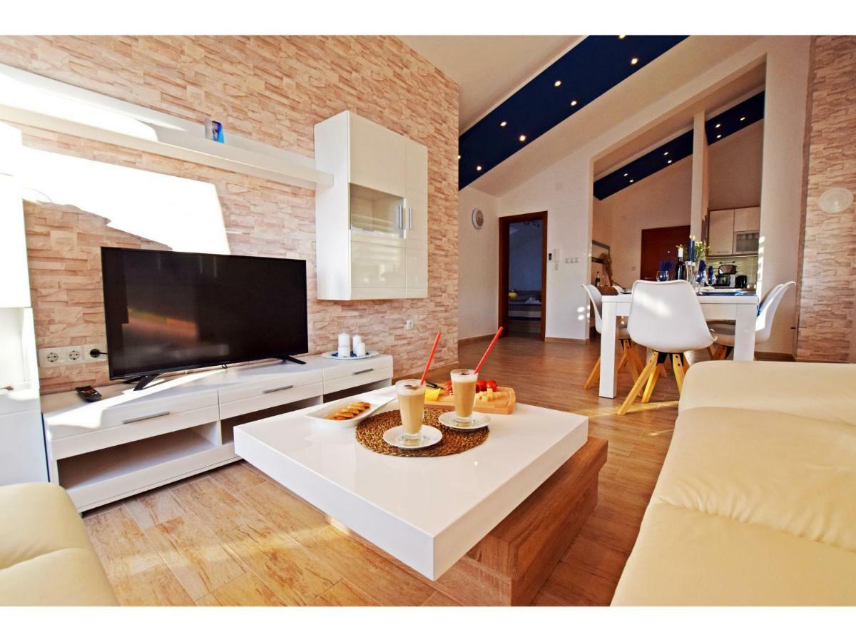 Apartment Dinko Рованьска Екстер'єр фото