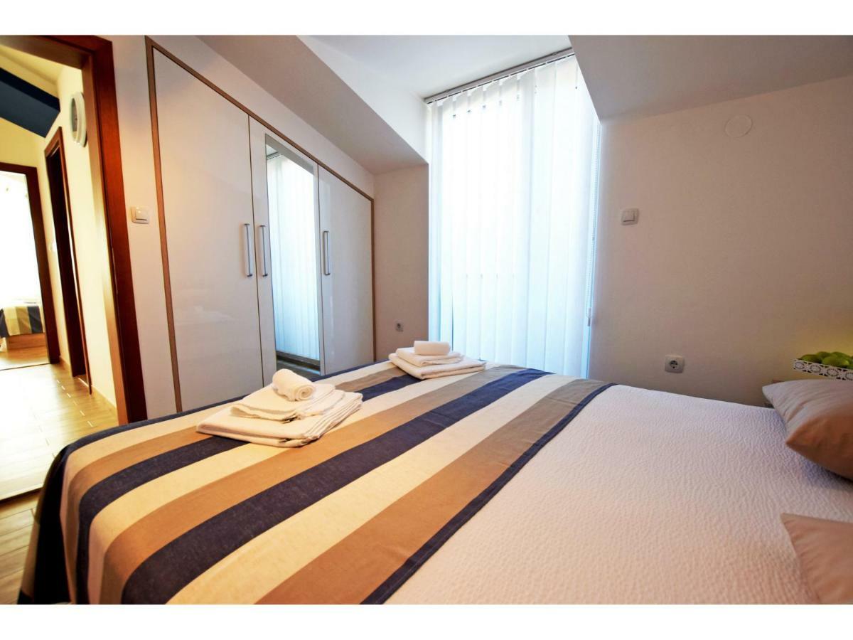 Apartment Dinko Рованьска Екстер'єр фото